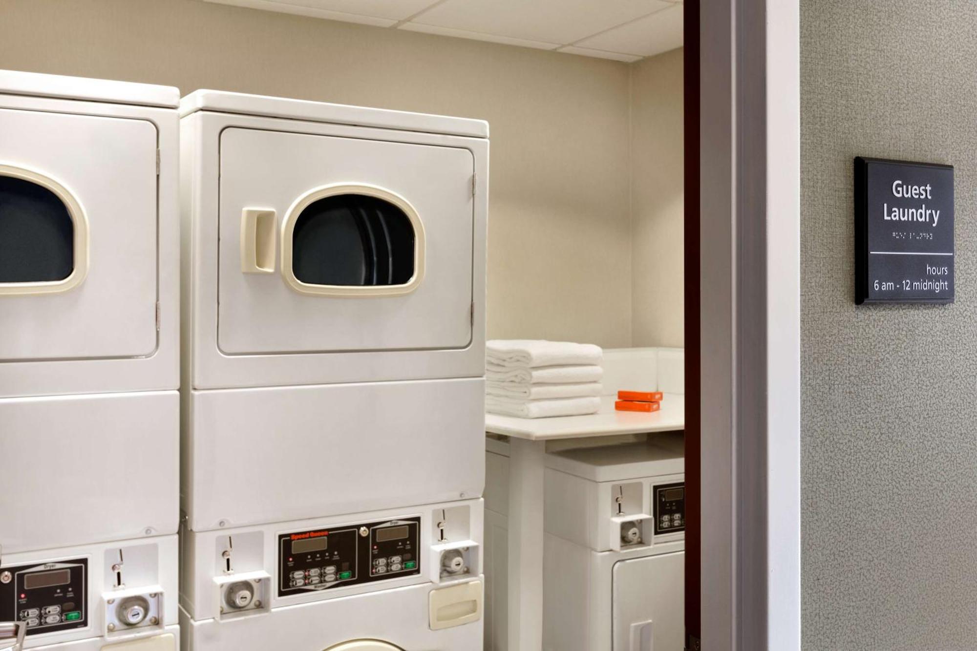 Hampton Inn & Suites By Hilton Manchester Bedford Extérieur photo