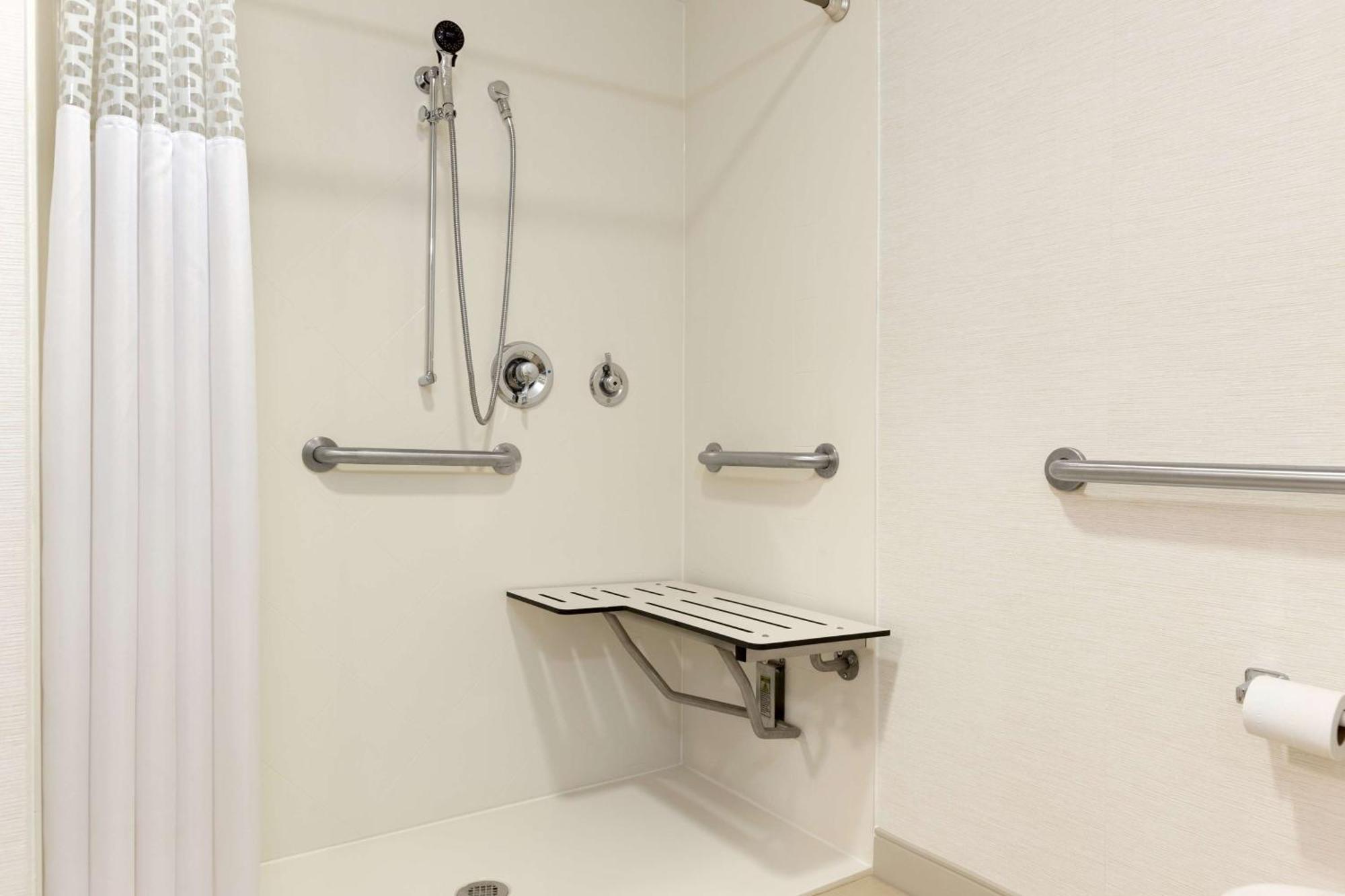 Hampton Inn & Suites By Hilton Manchester Bedford Extérieur photo