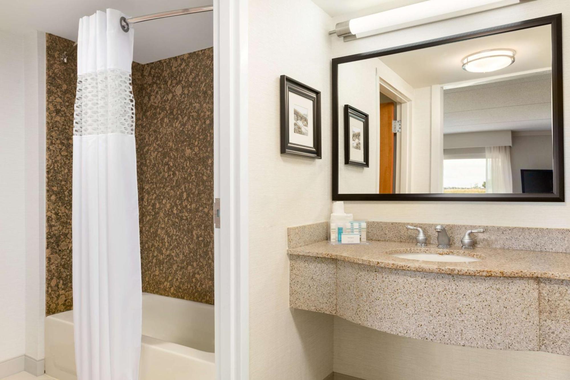 Hampton Inn & Suites By Hilton Manchester Bedford Extérieur photo
