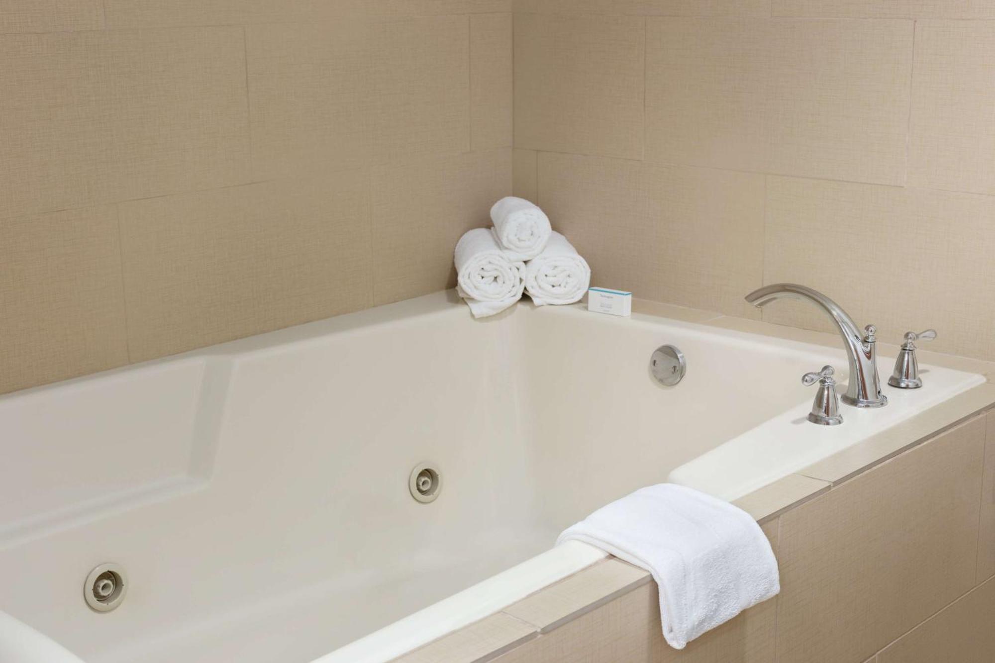 Hampton Inn & Suites By Hilton Manchester Bedford Extérieur photo