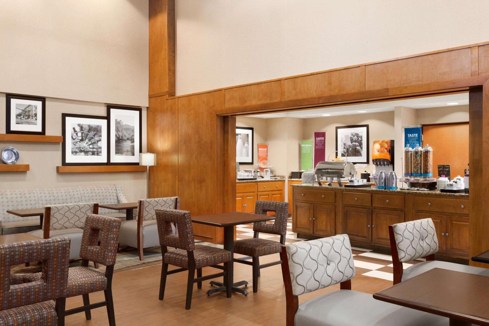 Hampton Inn & Suites By Hilton Manchester Bedford Extérieur photo
