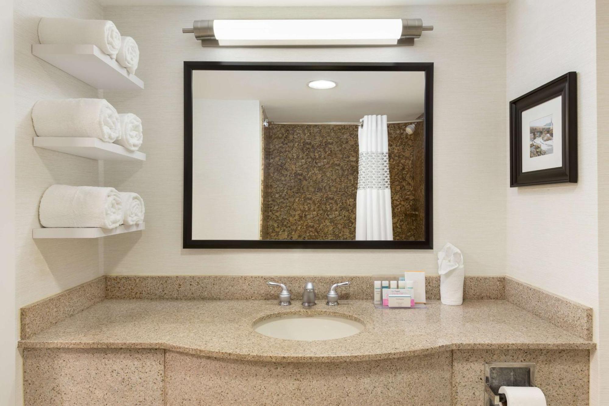 Hampton Inn & Suites By Hilton Manchester Bedford Extérieur photo