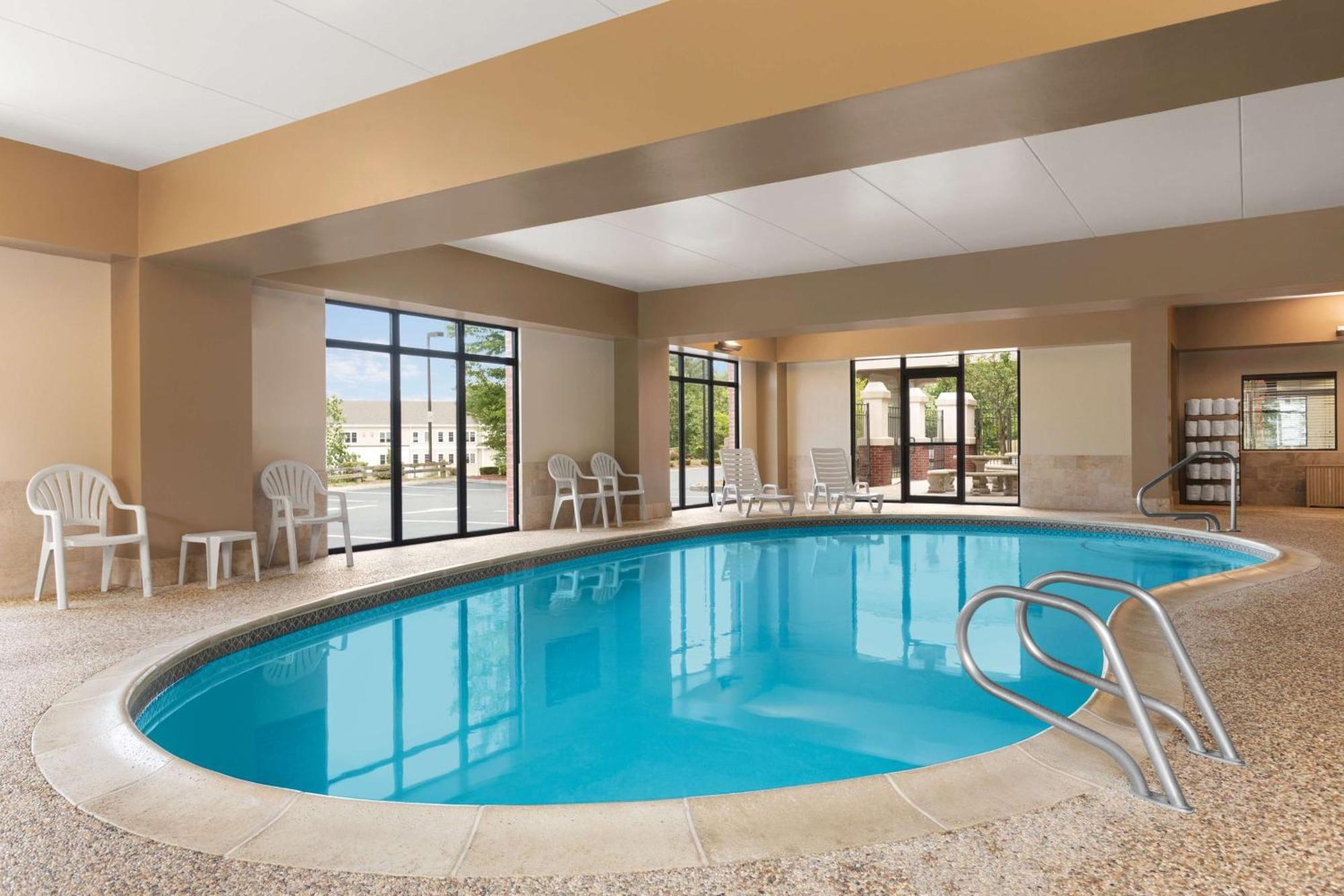 Hampton Inn & Suites By Hilton Manchester Bedford Extérieur photo